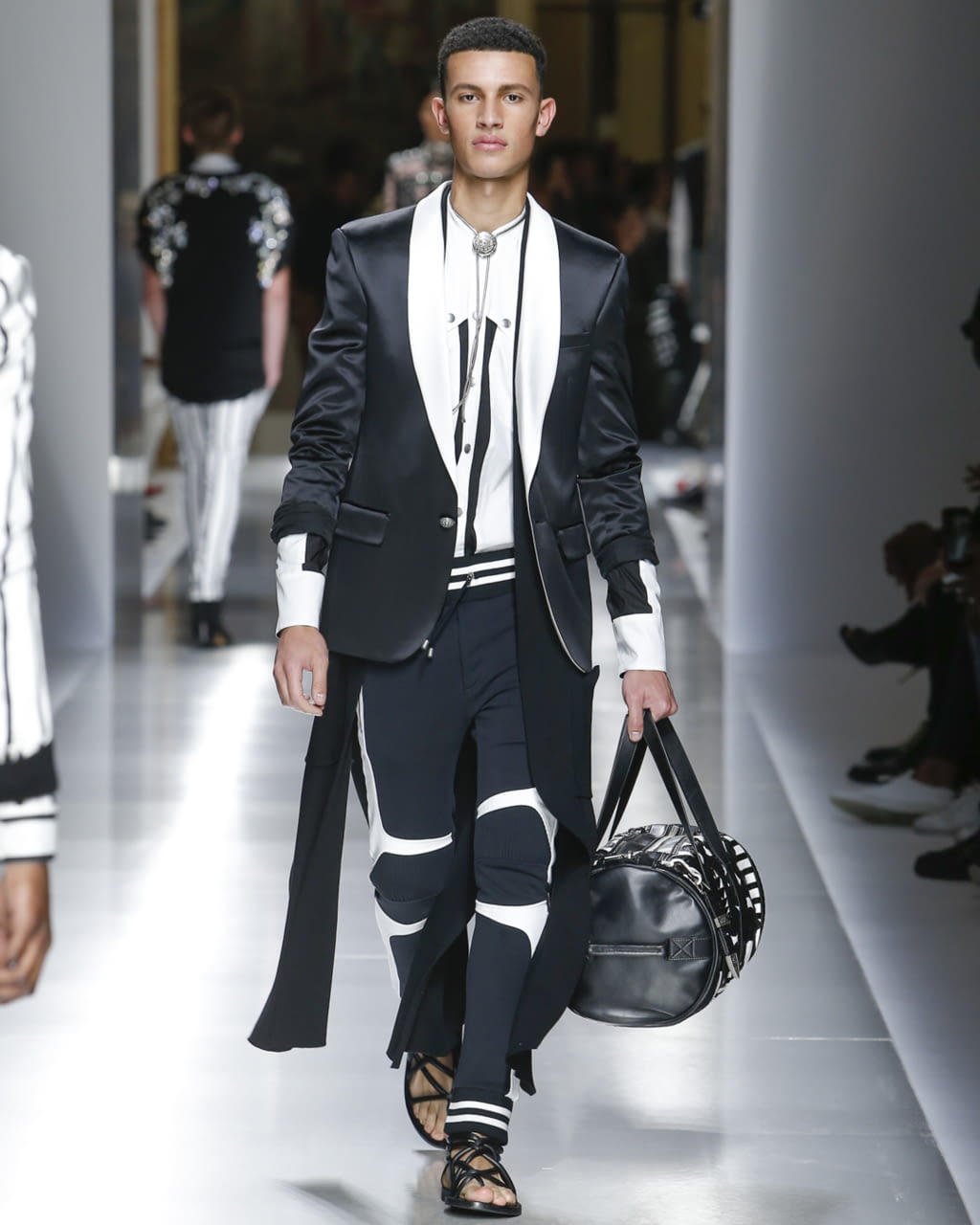 Fashion Week Paris Spring/Summer 2018 look 16 from the Balmain collection 男装