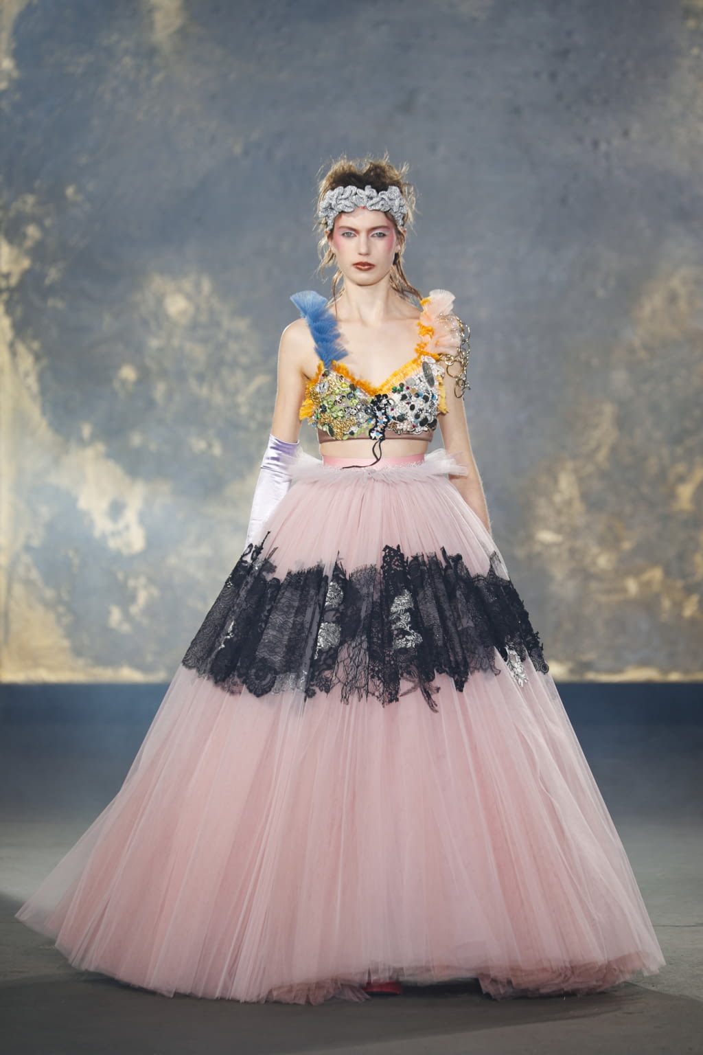 Fashion Week Paris Spring/Summer 2021 look 17 from the Viktor & Rolf collection couture