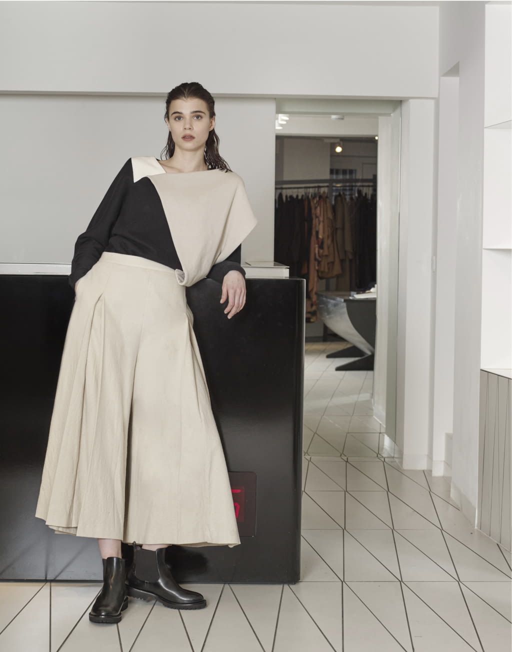 Fashion Week London Pre-Fall 2018 look 17 from the Chalayan collection womenswear