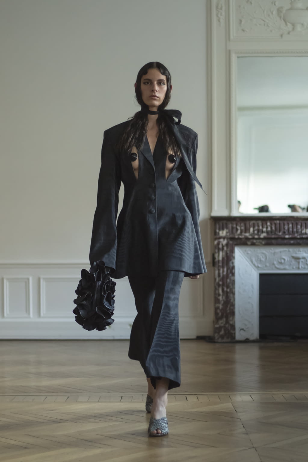 Fashion Week Paris Fall/Winter 2017 look 18 from the Hyun Mi Nielsen collection couture