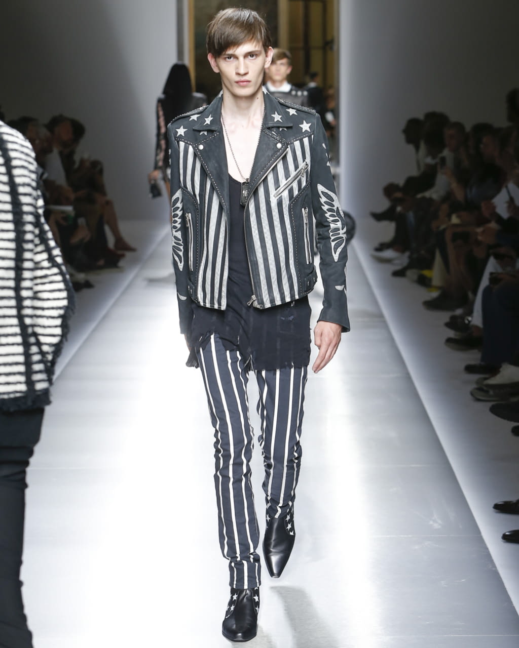 Fashion Week Paris Spring/Summer 2018 look 19 from the Balmain collection 男装