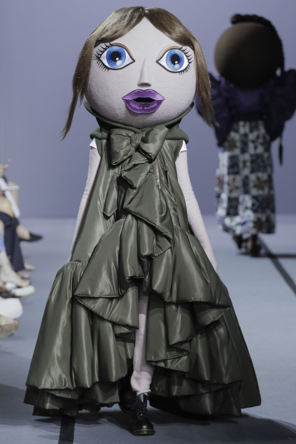 Fashion Week Paris Fall/Winter 2017 look 19 from the Viktor & Rolf collection couture