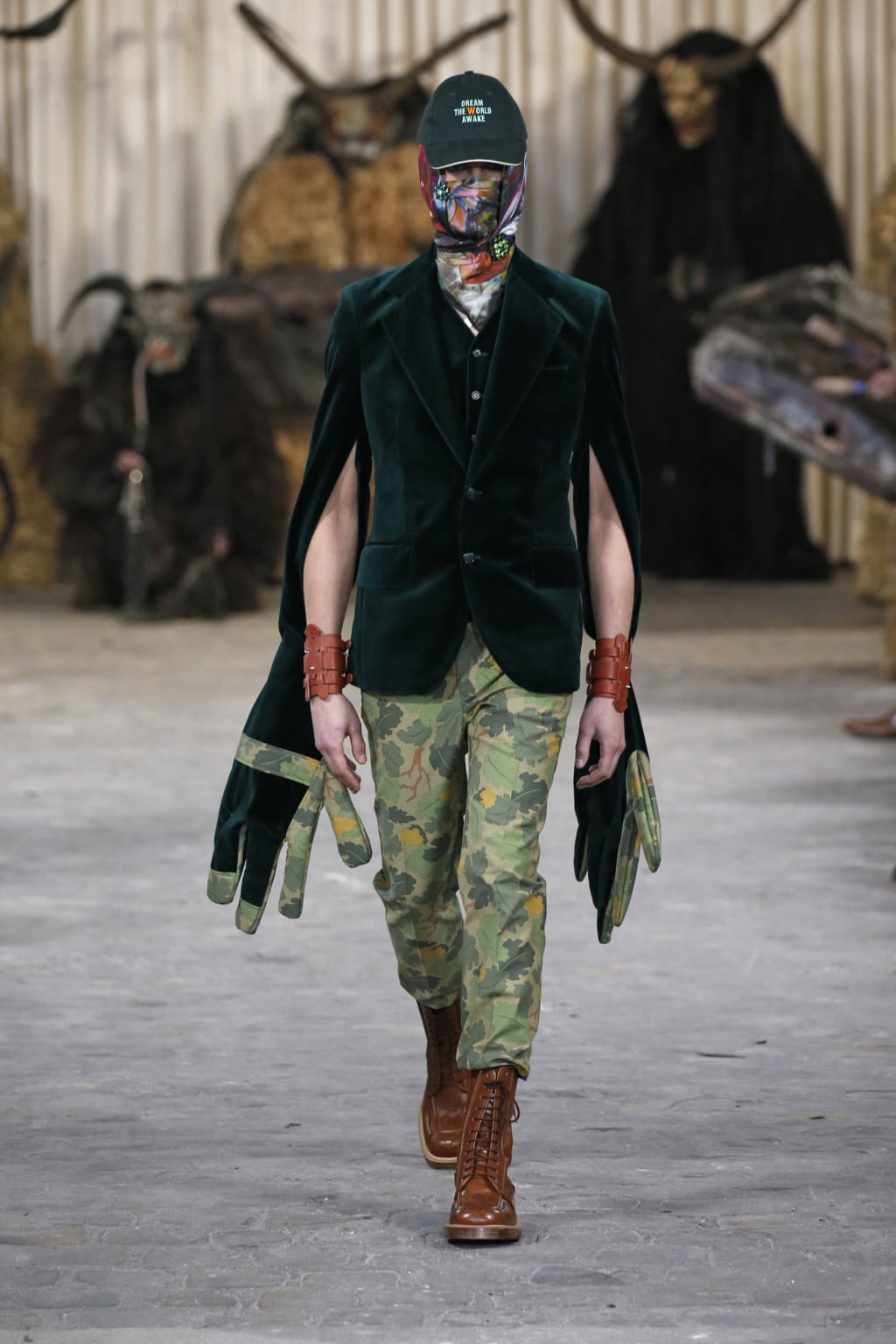 Fashion Week Paris Fall/Winter 2017 look 2 from the Walter Van Beirendonck collection menswear