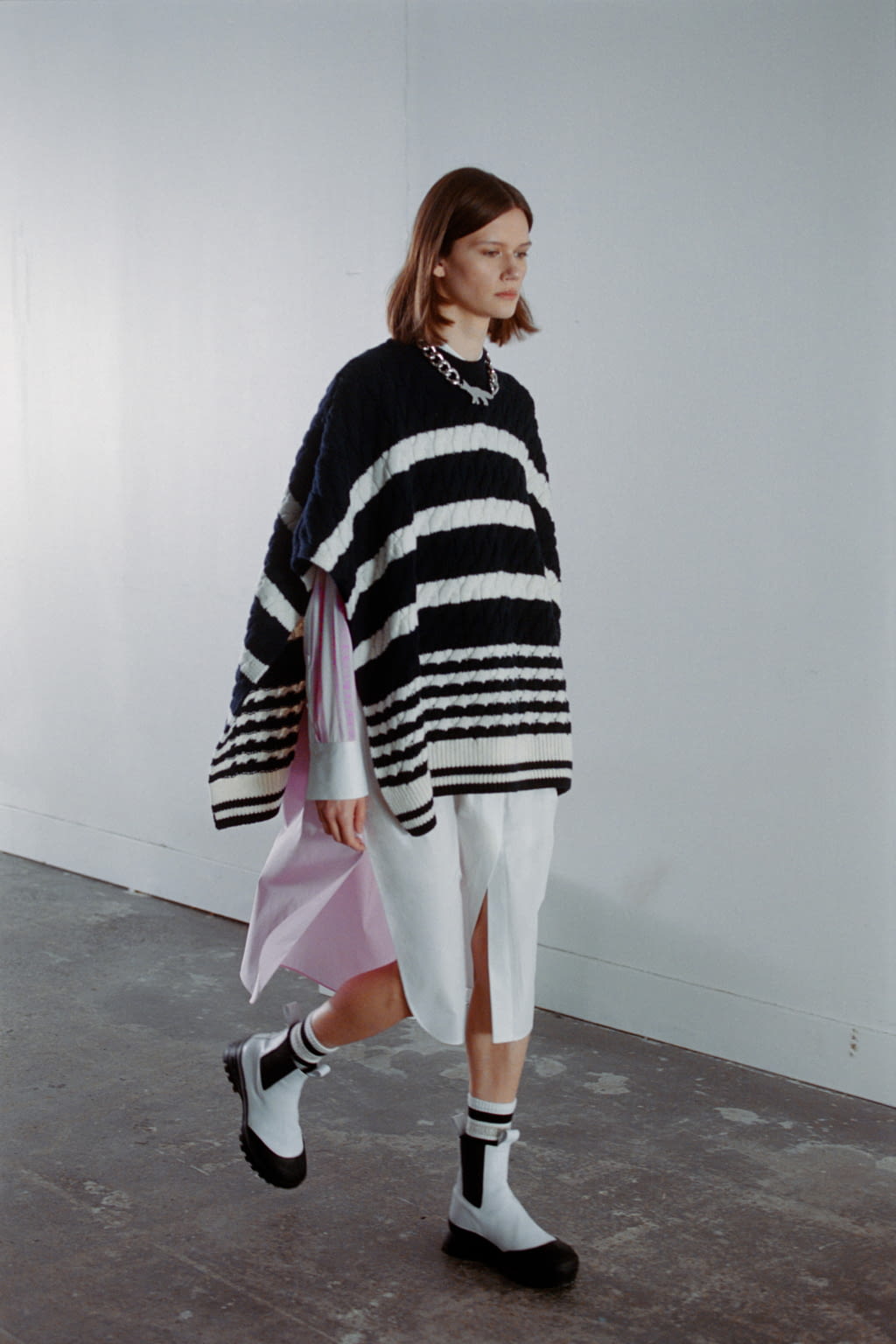 Fashion Week Paris Fall/Winter 2022 look 21 from the Maison Kitsuné collection womenswear