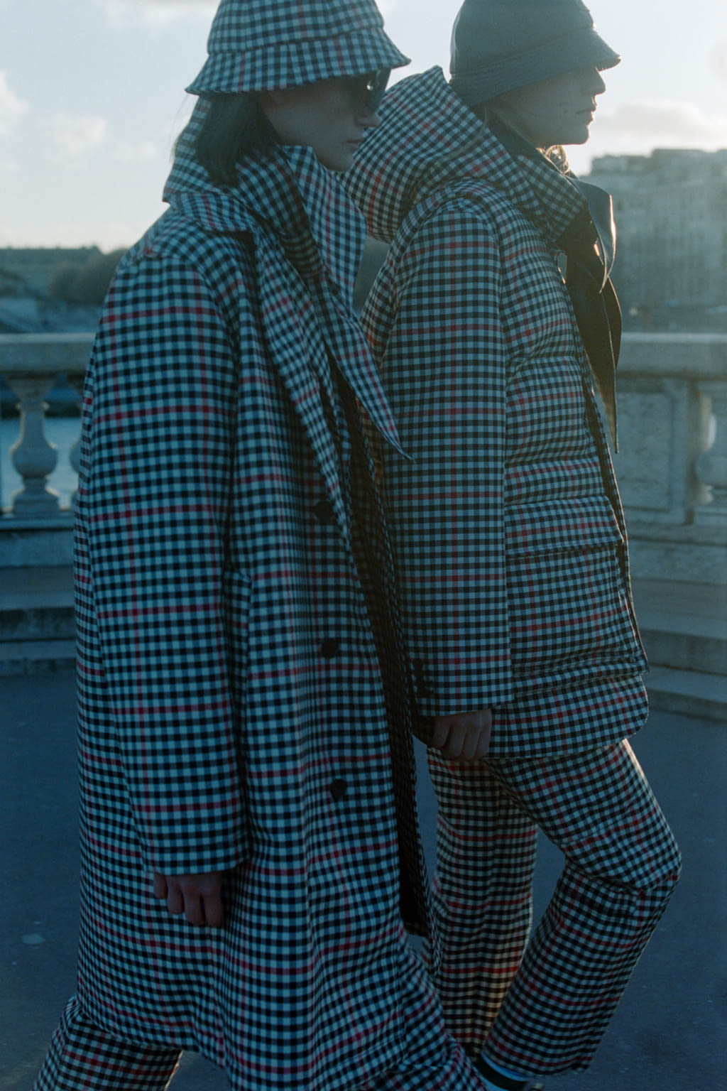 Fashion Week Paris Fall/Winter 2022 look 25 de la collection Maison Kitsuné womenswear