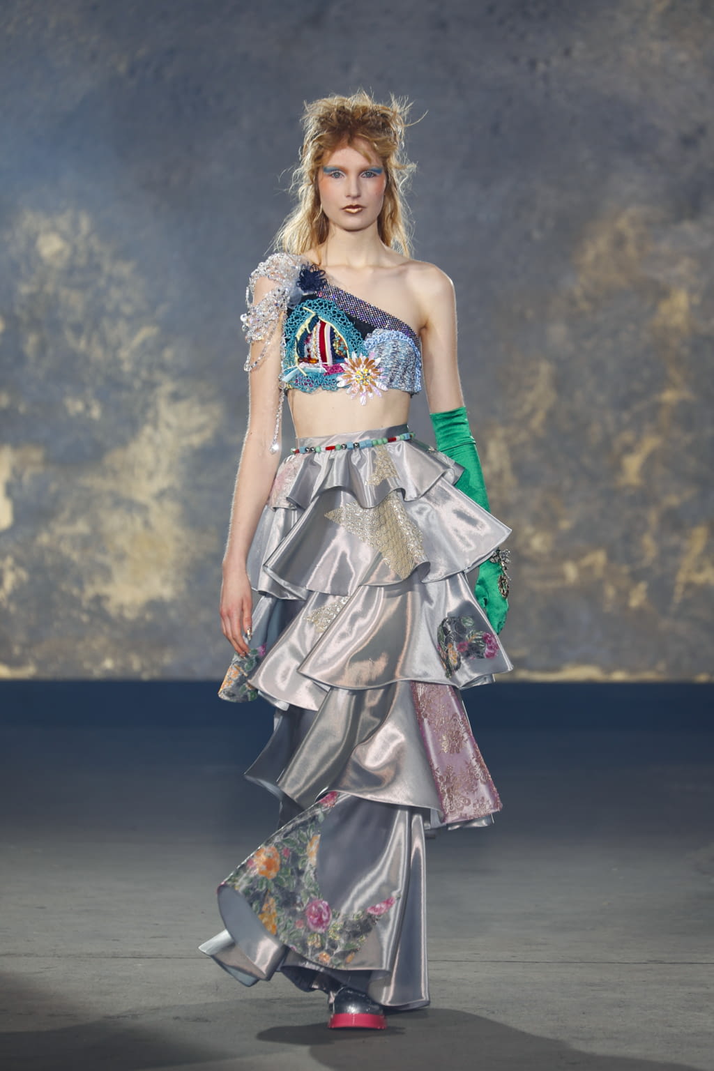 Fashion Week Paris Spring/Summer 2021 look 3 from the Viktor & Rolf collection couture