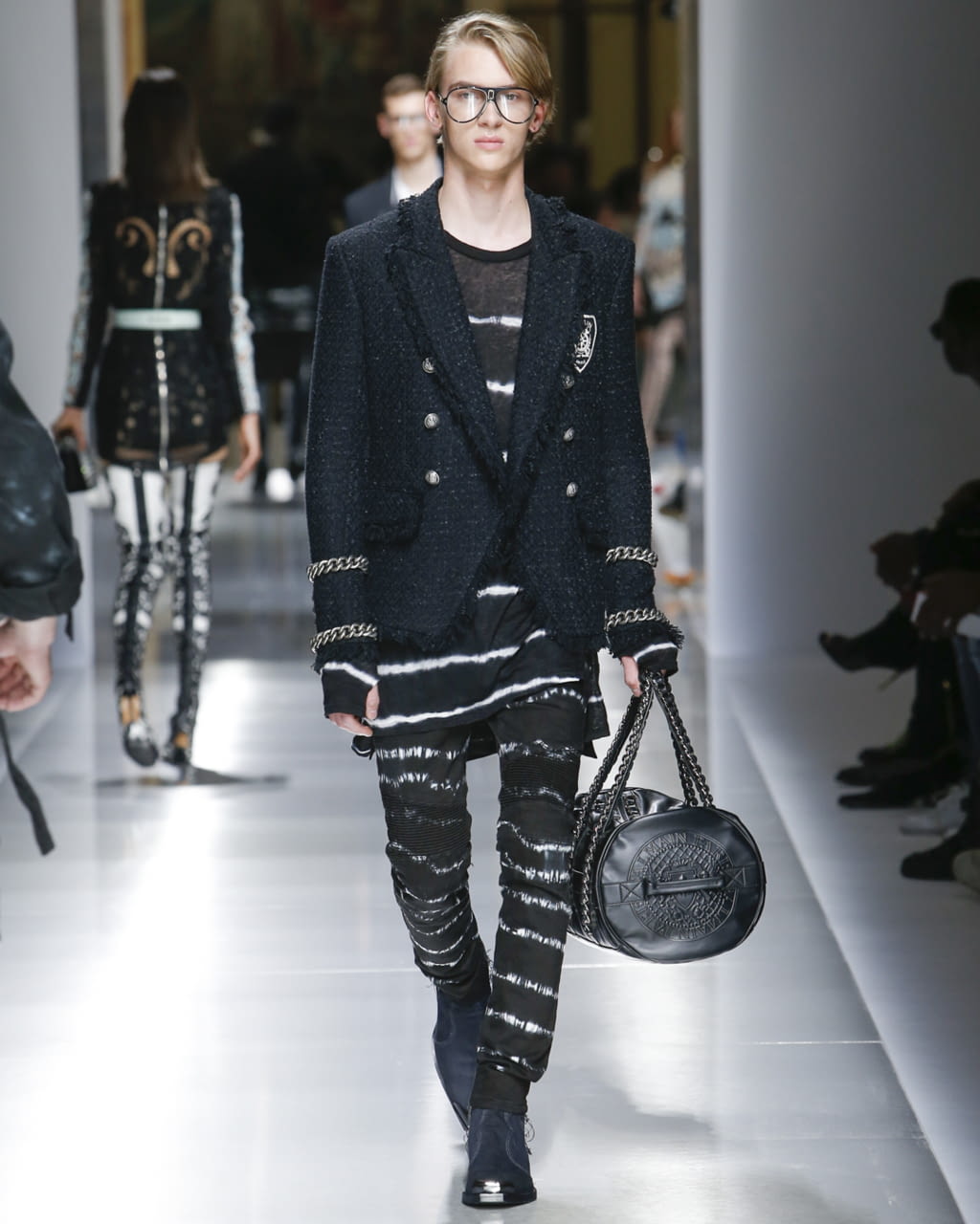 Fashion Week Paris Spring/Summer 2018 look 30 from the Balmain collection 男装