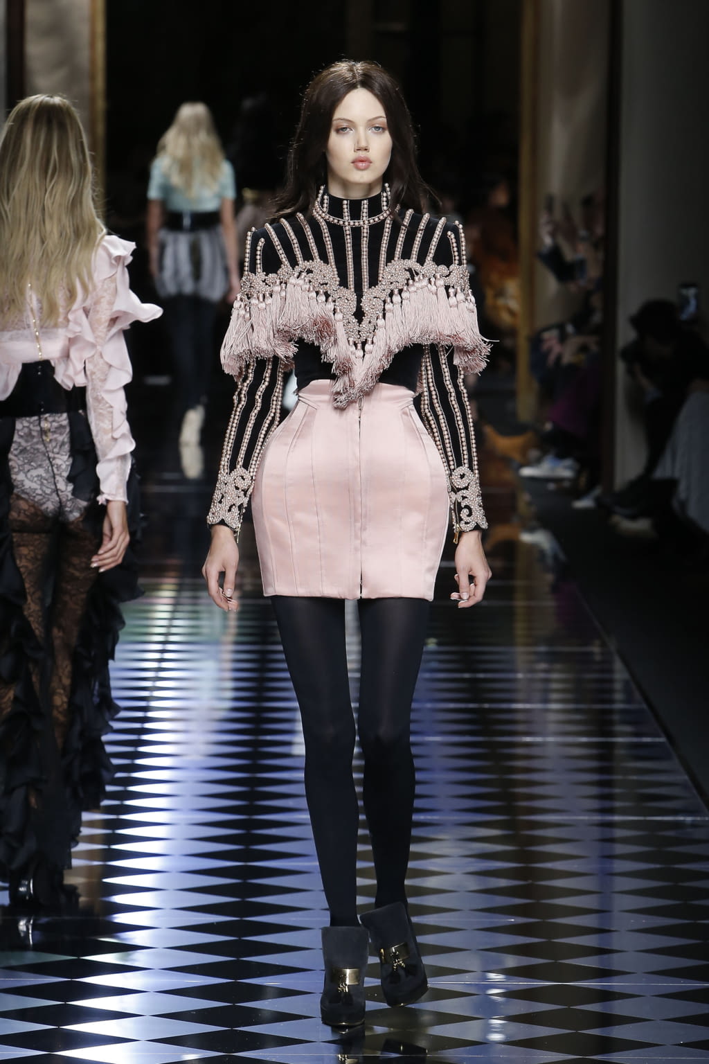 Fashion Week Paris Fall/Winter 2016 look 30 from the Balmain collection 女装