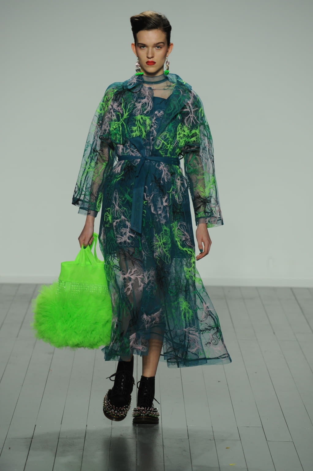 Fashion Week London Fall/Winter 2019 look 31 from the On:Off collection 女装