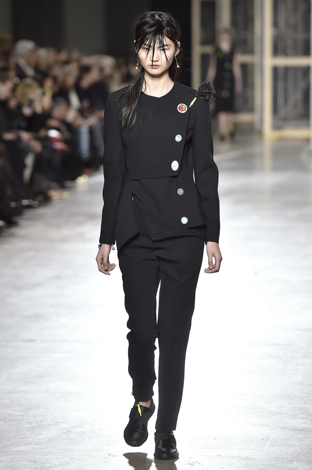 Fashion Week London Fall/Winter 2016 look 33 from the Christopher Kane collection womenswear