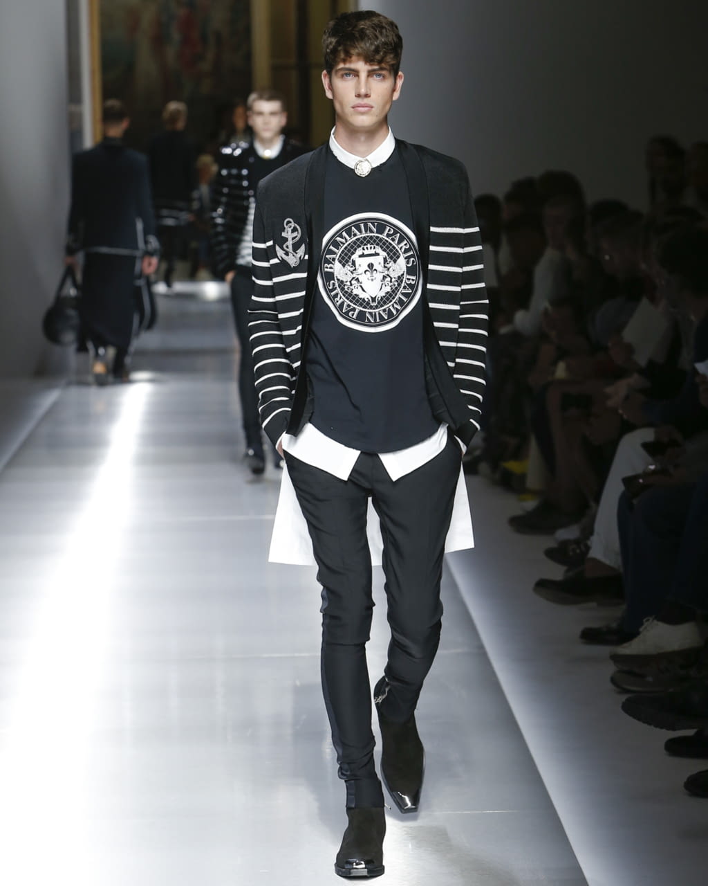 Fashion Week Paris Spring/Summer 2018 look 33 from the Balmain collection 男装