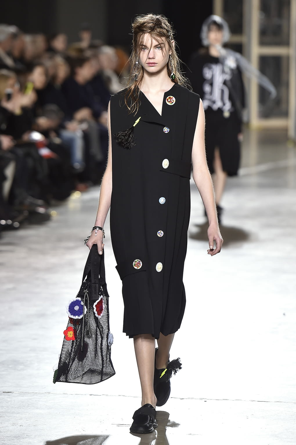 Fashion Week London Fall/Winter 2016 look 34 from the Christopher Kane collection womenswear