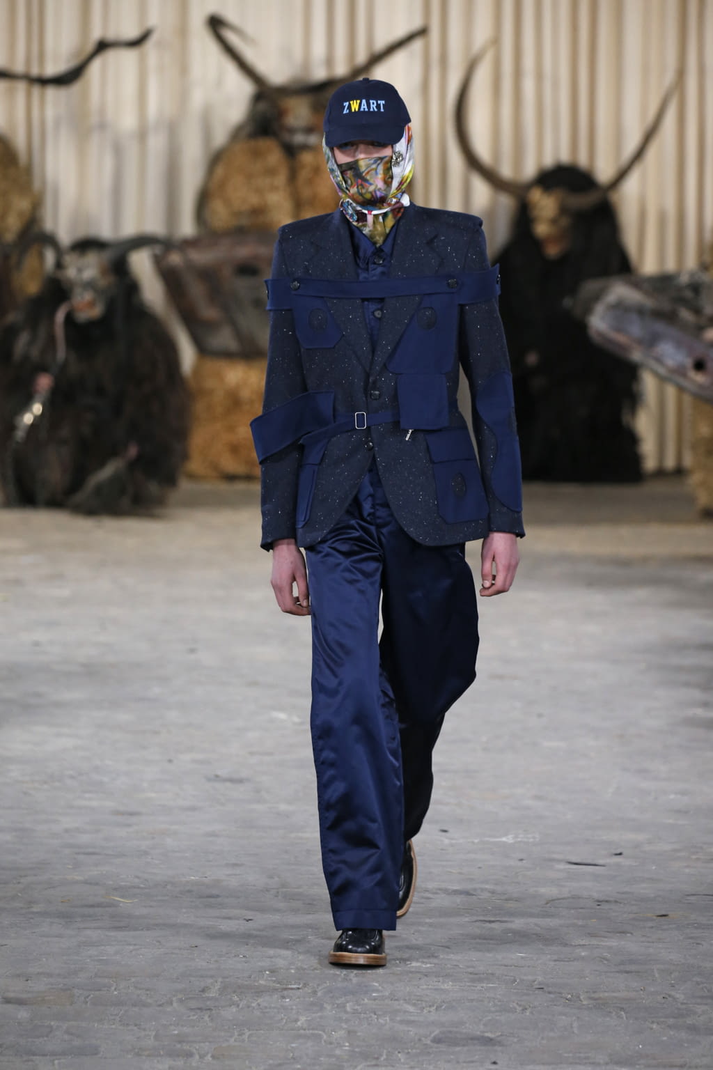 Fashion Week Paris Fall/Winter 2017 look 35 from the Walter Van Beirendonck collection menswear