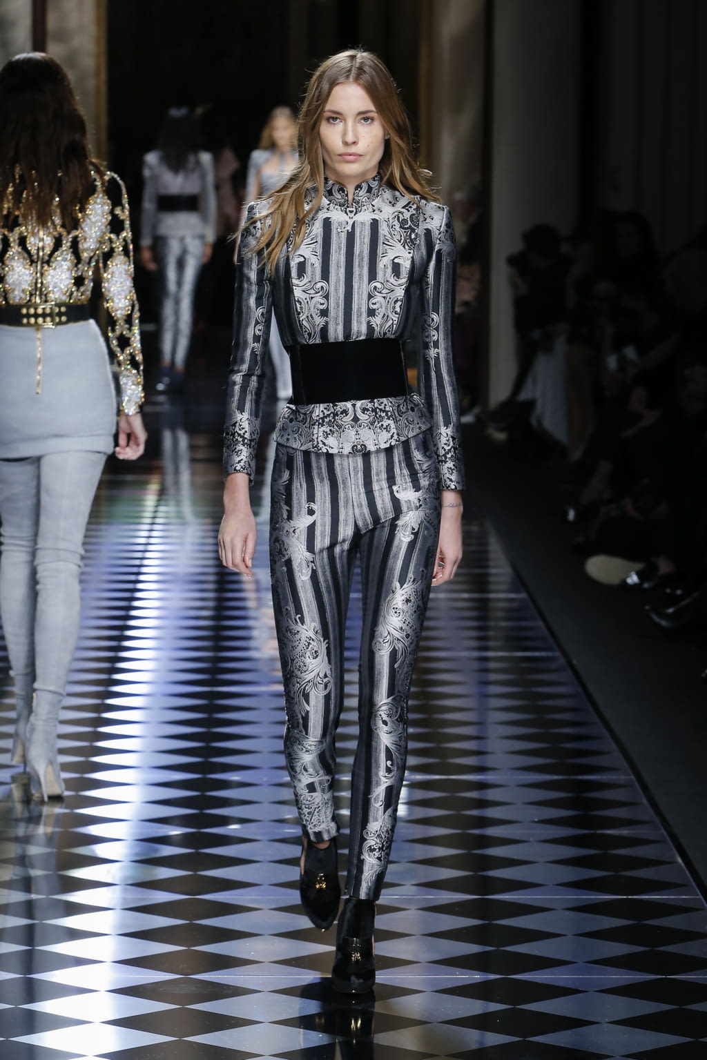 Fashion Week Paris Fall/Winter 2016 look 35 from the Balmain collection 女装