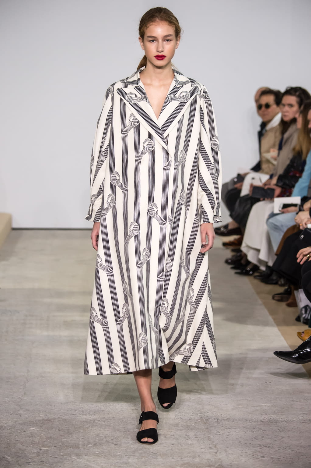 Fashion Week London Fall/Winter 2016 look 37 from the Emilia Wickstead collection 女装