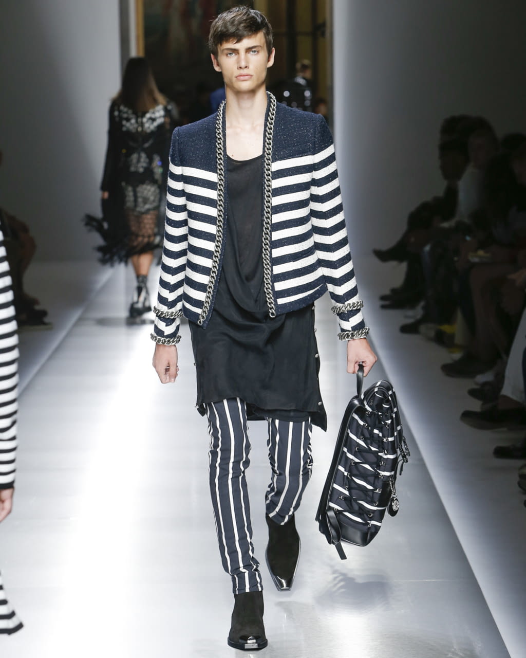 Fashion Week Paris Spring/Summer 2018 look 37 from the Balmain collection 男装