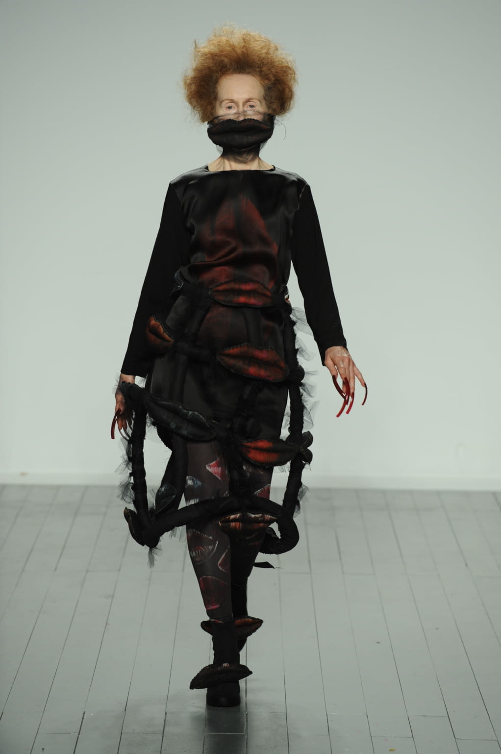 Fashion Week London Fall/Winter 2019 look 43 from the On:Off collection 女装