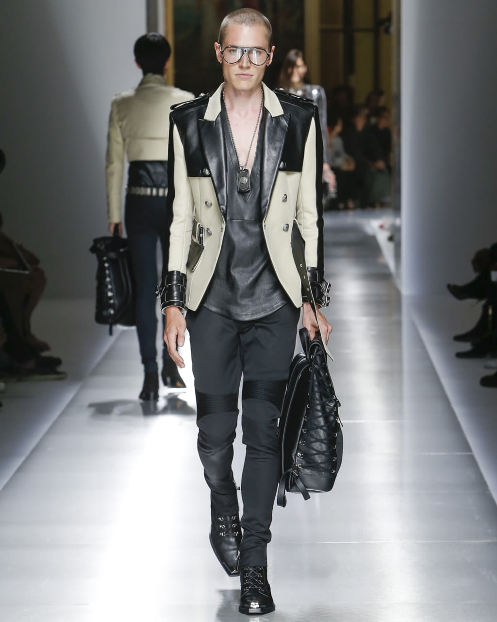Fashion Week Paris Spring/Summer 2018 look 45 from the Balmain collection 男装