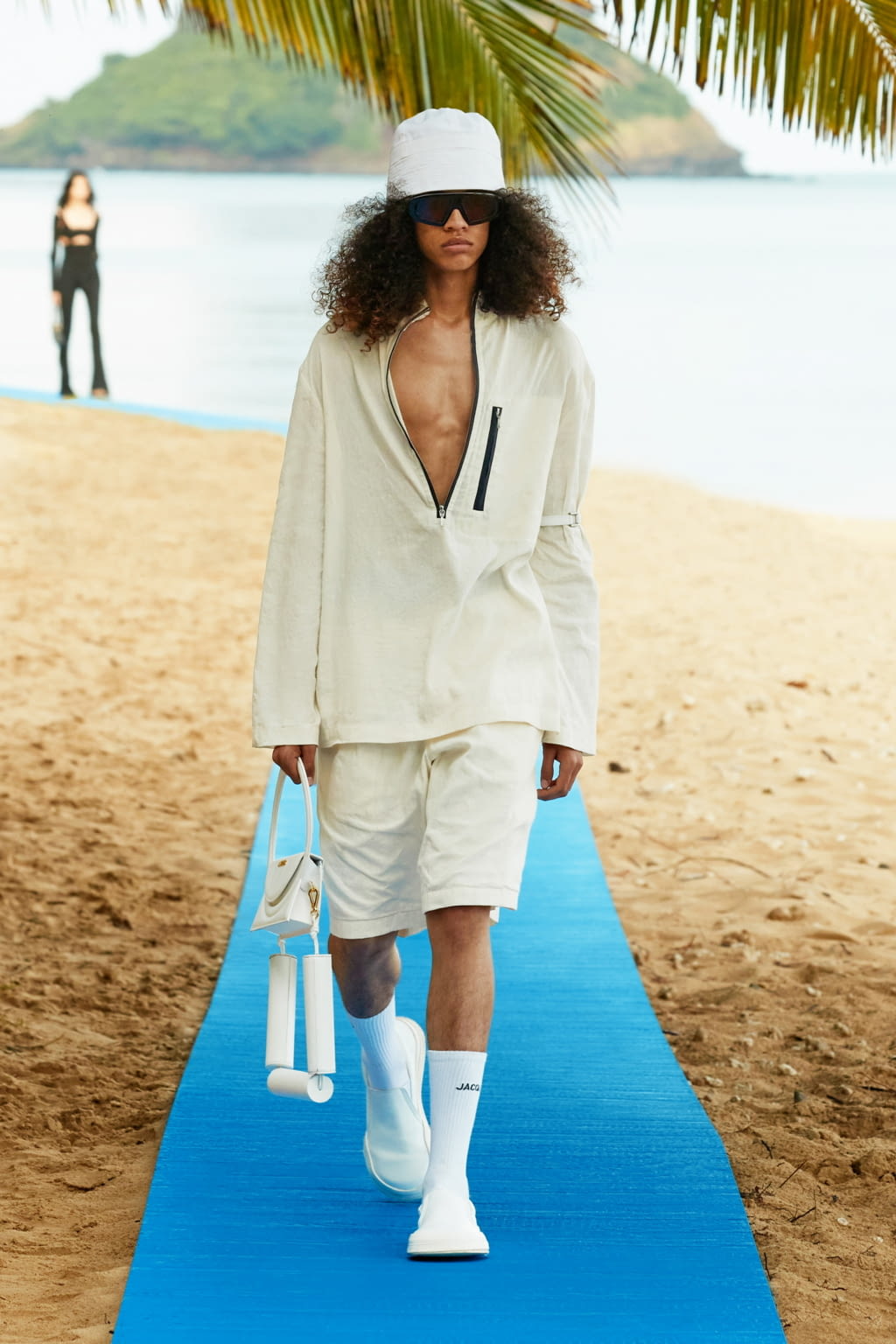 Fashion Week Paris Spring/Summer 2022 look 49 from the Jacquemus collection womenswear