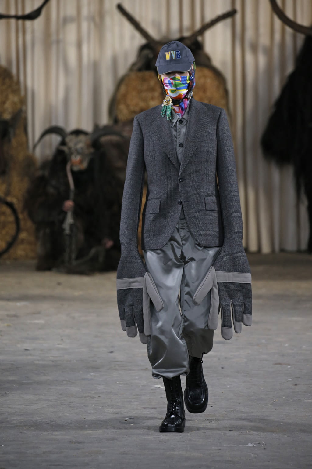 Fashion Week Paris Fall/Winter 2017 look 5 from the Walter Van Beirendonck collection menswear