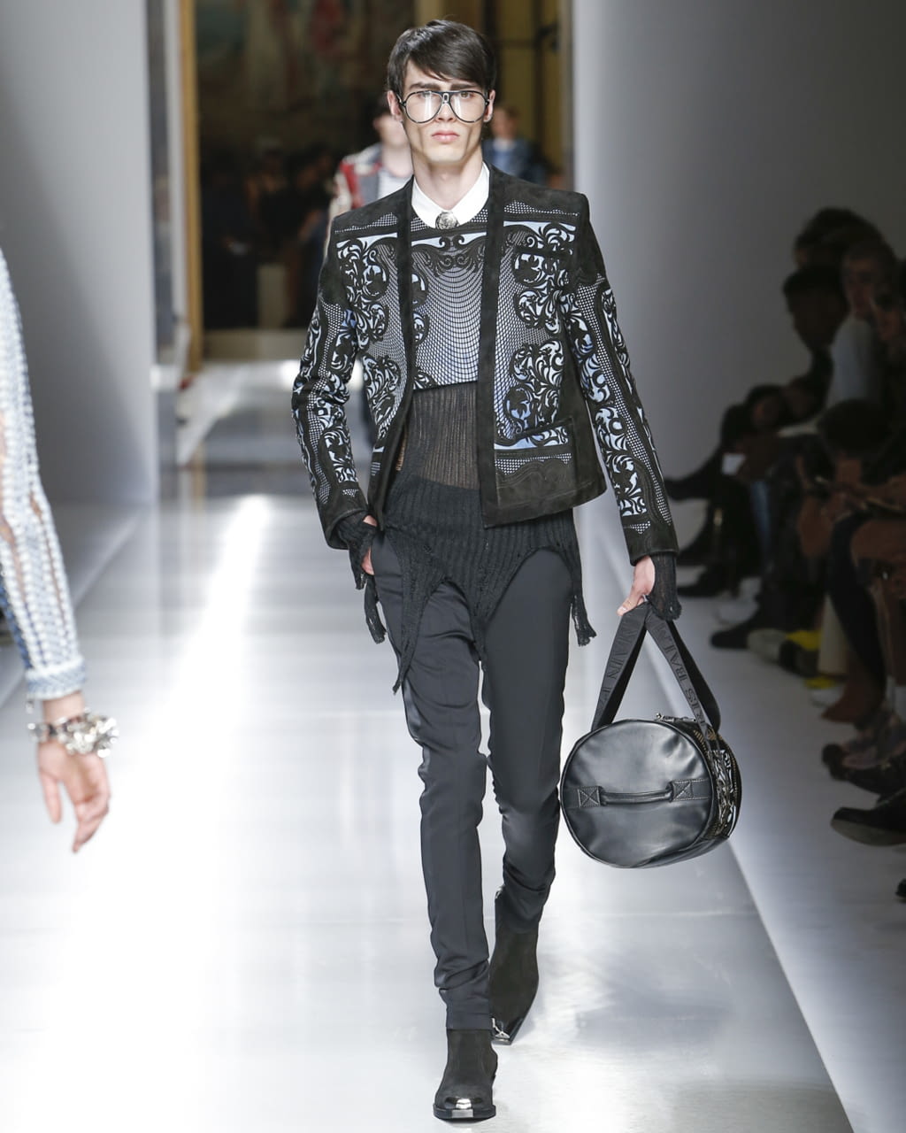 Fashion Week Paris Spring/Summer 2018 look 51 from the Balmain collection 男装