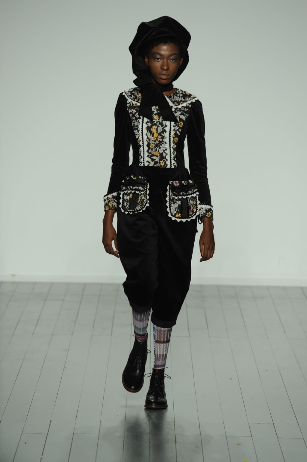 Fashion Week London Fall/Winter 2019 look 52 from the On:Off collection 女装