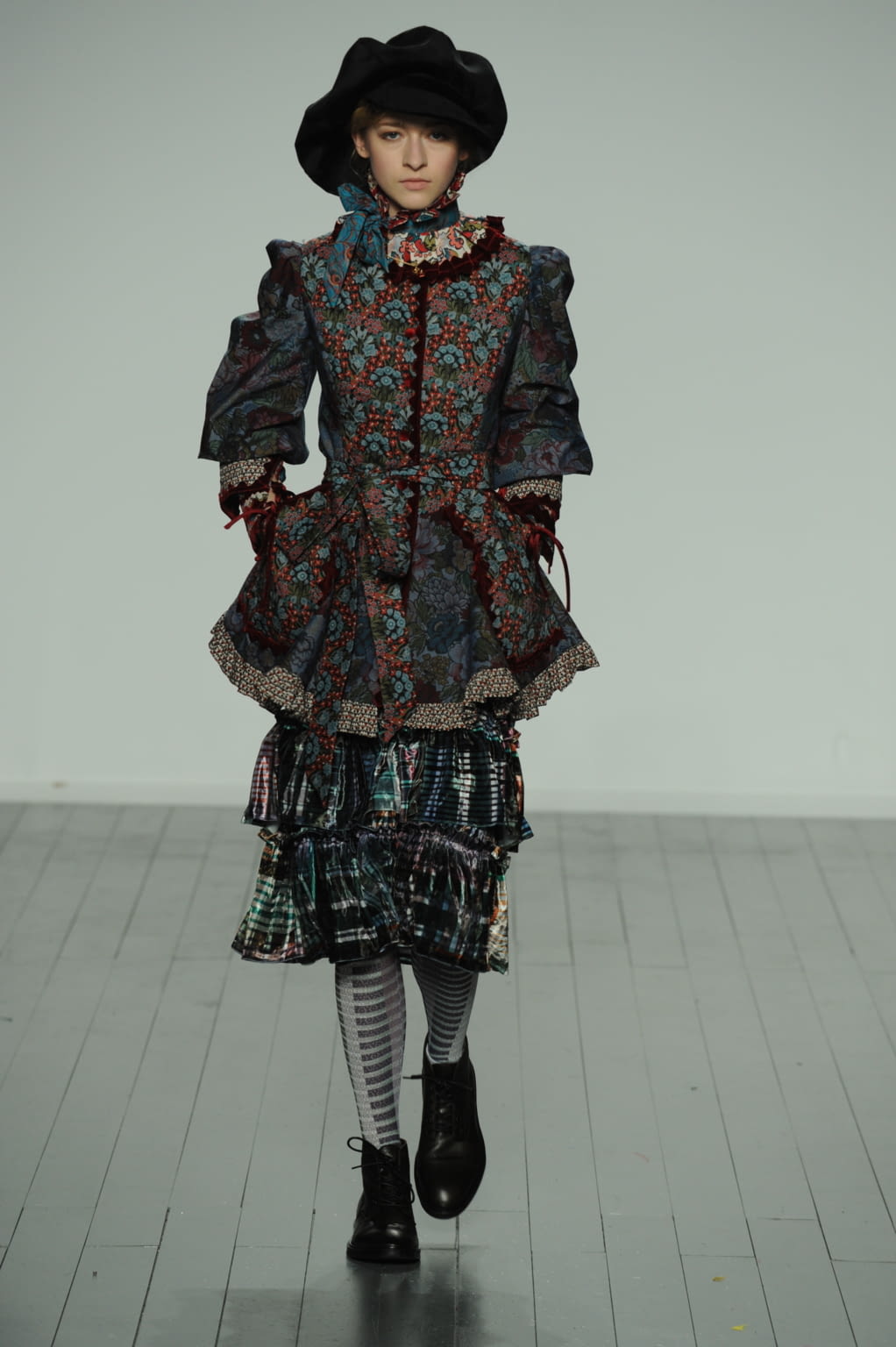 Fashion Week London Fall/Winter 2019 look 57 from the On:Off collection 女装