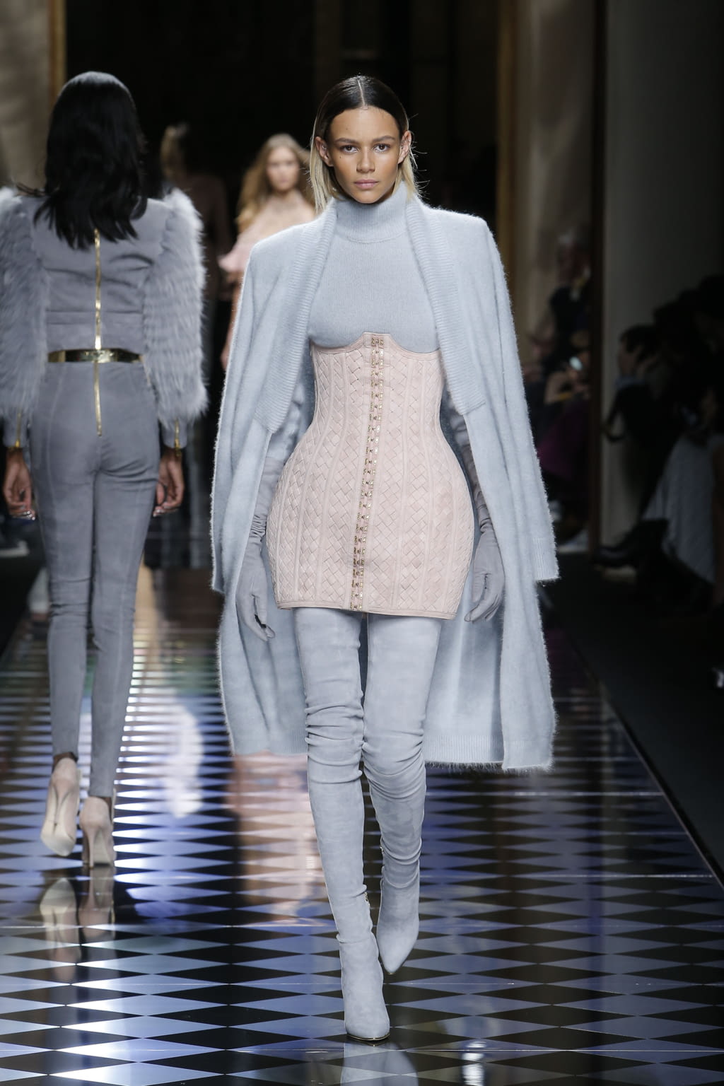 Fashion Week Paris Fall/Winter 2016 look 6 de la collection Balmain womenswear
