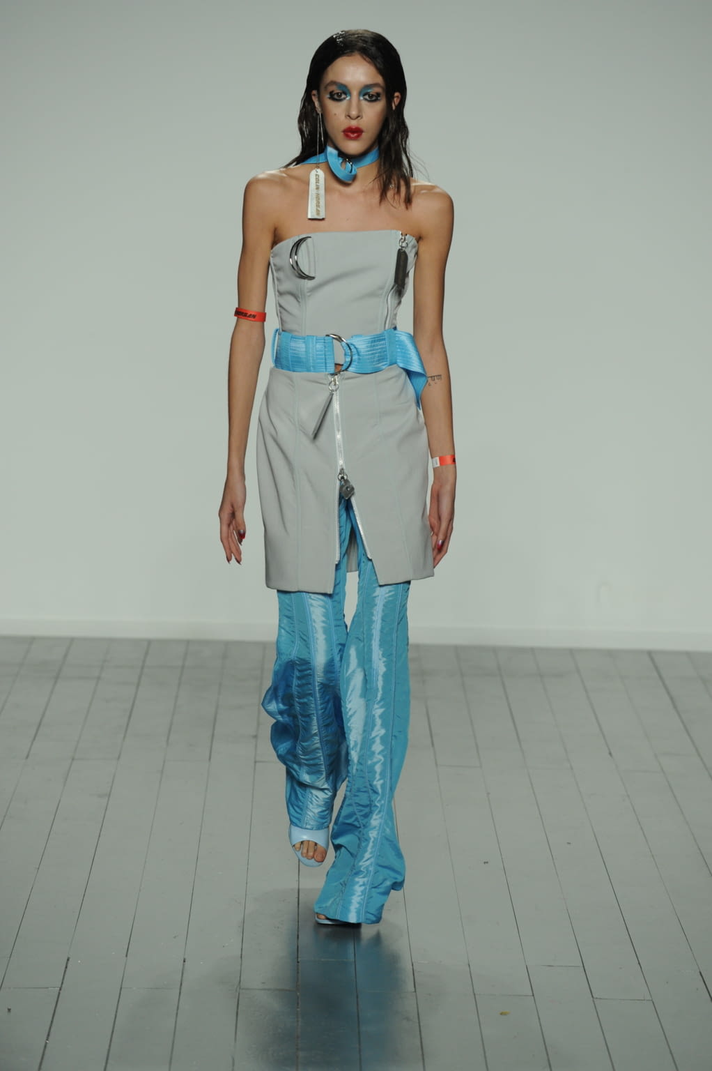 Fashion Week London Fall/Winter 2019 look 65 from the On:Off collection 女装