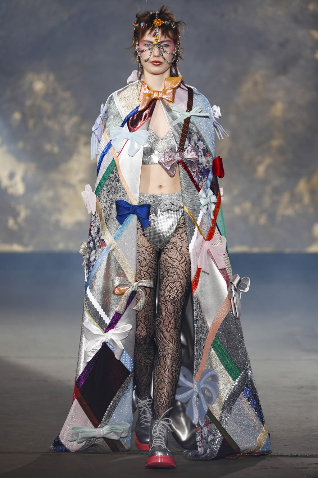 Fashion Week Paris Spring/Summer 2021 look 8 from the Viktor & Rolf collection couture