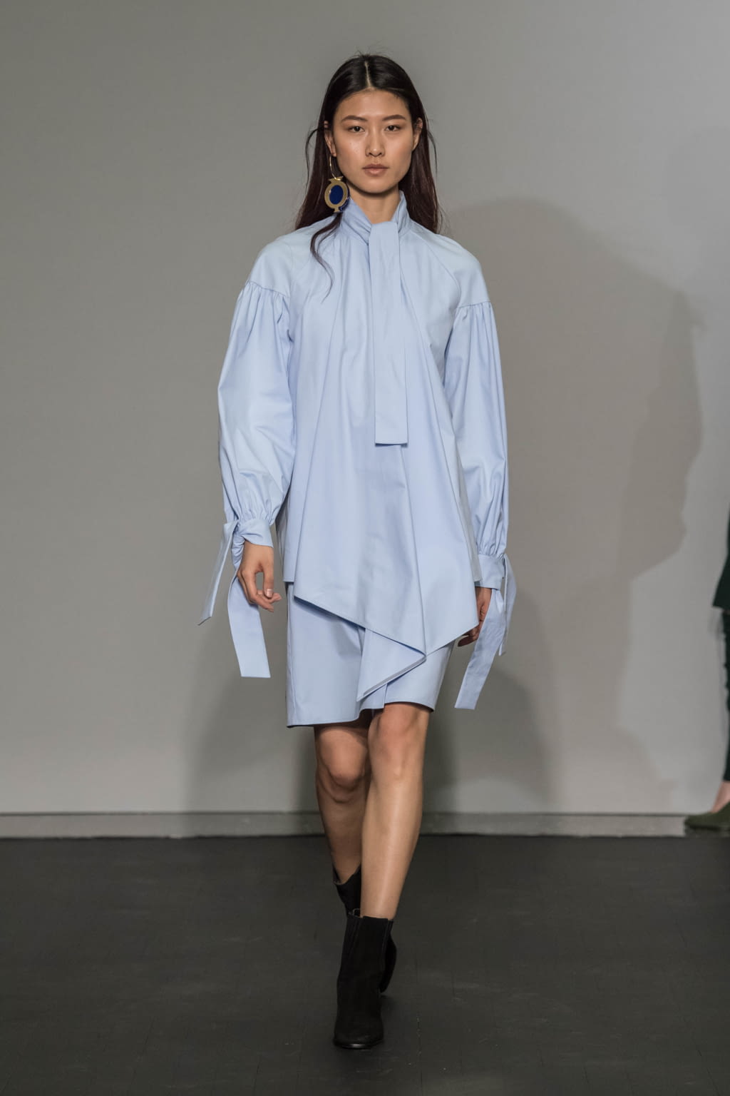 Fashion Week Paris Fall/Winter 2018 look 7 de la collection Nobi Talai womenswear