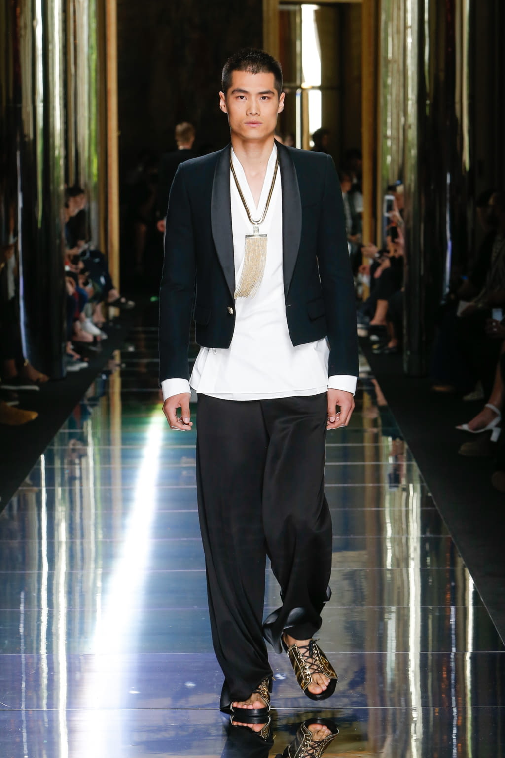 Fashion Week Paris Spring/Summer 2017 look 75 from the Balmain collection 男装