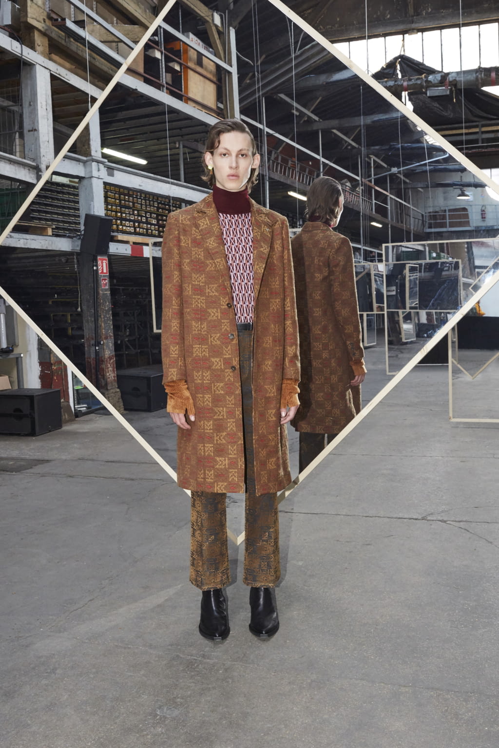Fashion Week Paris Fall/Winter 2020 look 1 de la collection Maison Kitsuné menswear