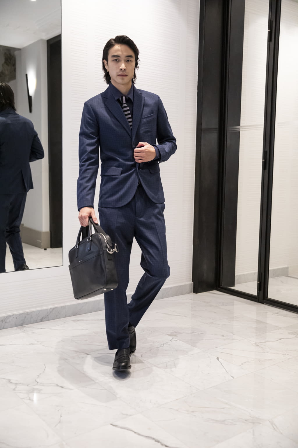 Fashion Week Paris Fall/Winter 2022 look 2 from the Agnès B collection menswear
