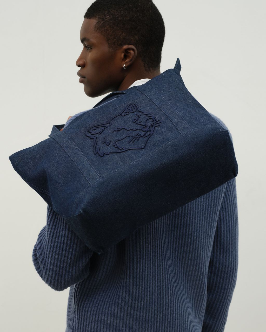 Fashion Week Paris Fall/Winter 2025 look 4 from the Maison Kitsuné collection womenswear