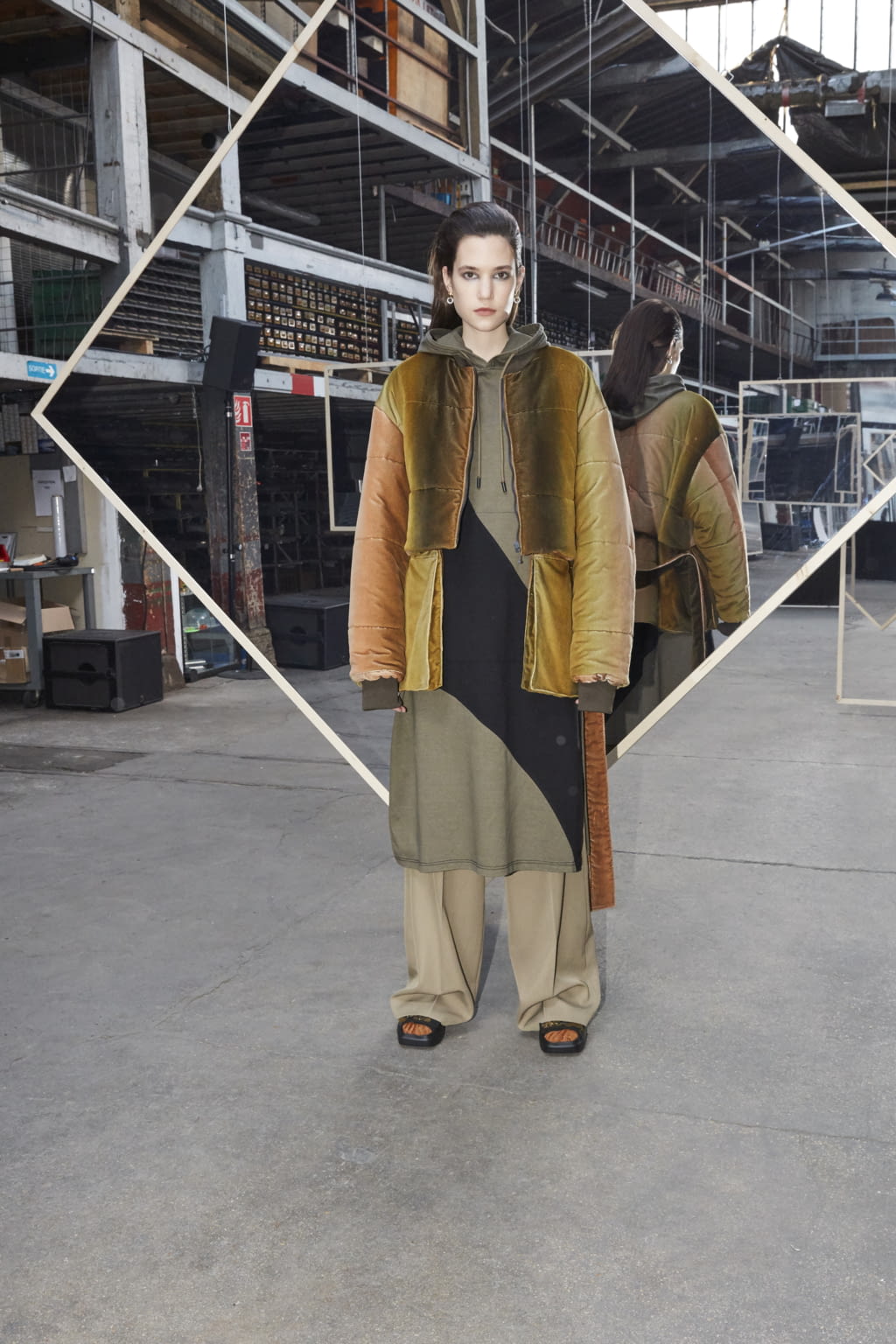 Fashion Week Paris Fall/Winter 2020 look 11 de la collection Maison Kitsuné menswear