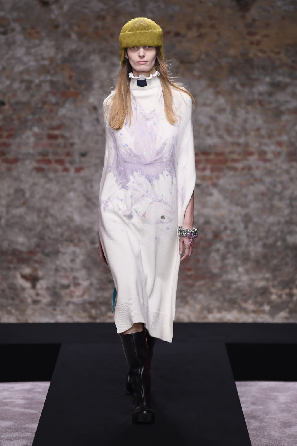 Fashion Week London Fall/Winter 2022 look 15 from the Raf Simons collection womenswear
