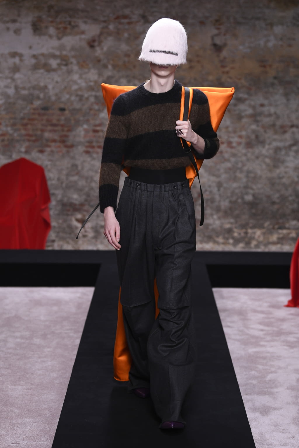 Fashion Week London Fall/Winter 2022 look 18 from the Raf Simons collection 女装