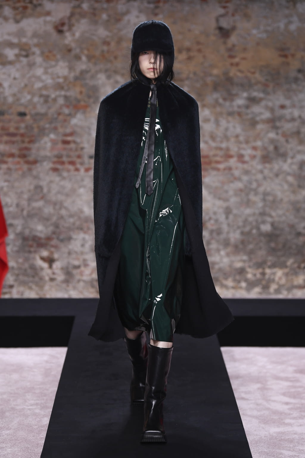 Fashion Week London Fall/Winter 2022 look 20 from the Raf Simons collection womenswear