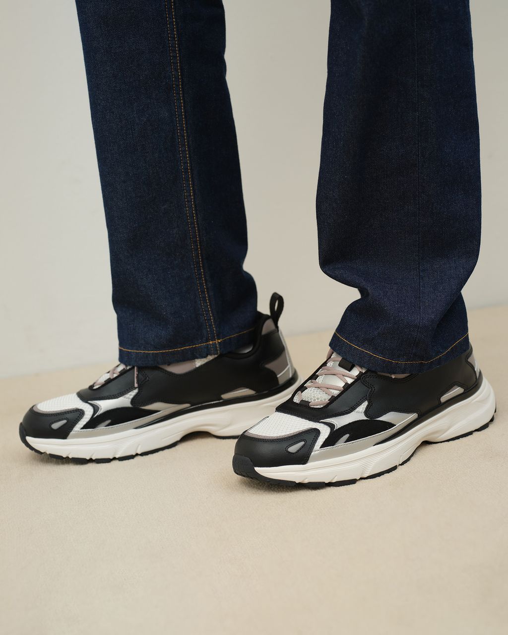 Fashion Week Paris Fall/Winter 2025 look 25 from the Maison Kitsuné collection womenswear