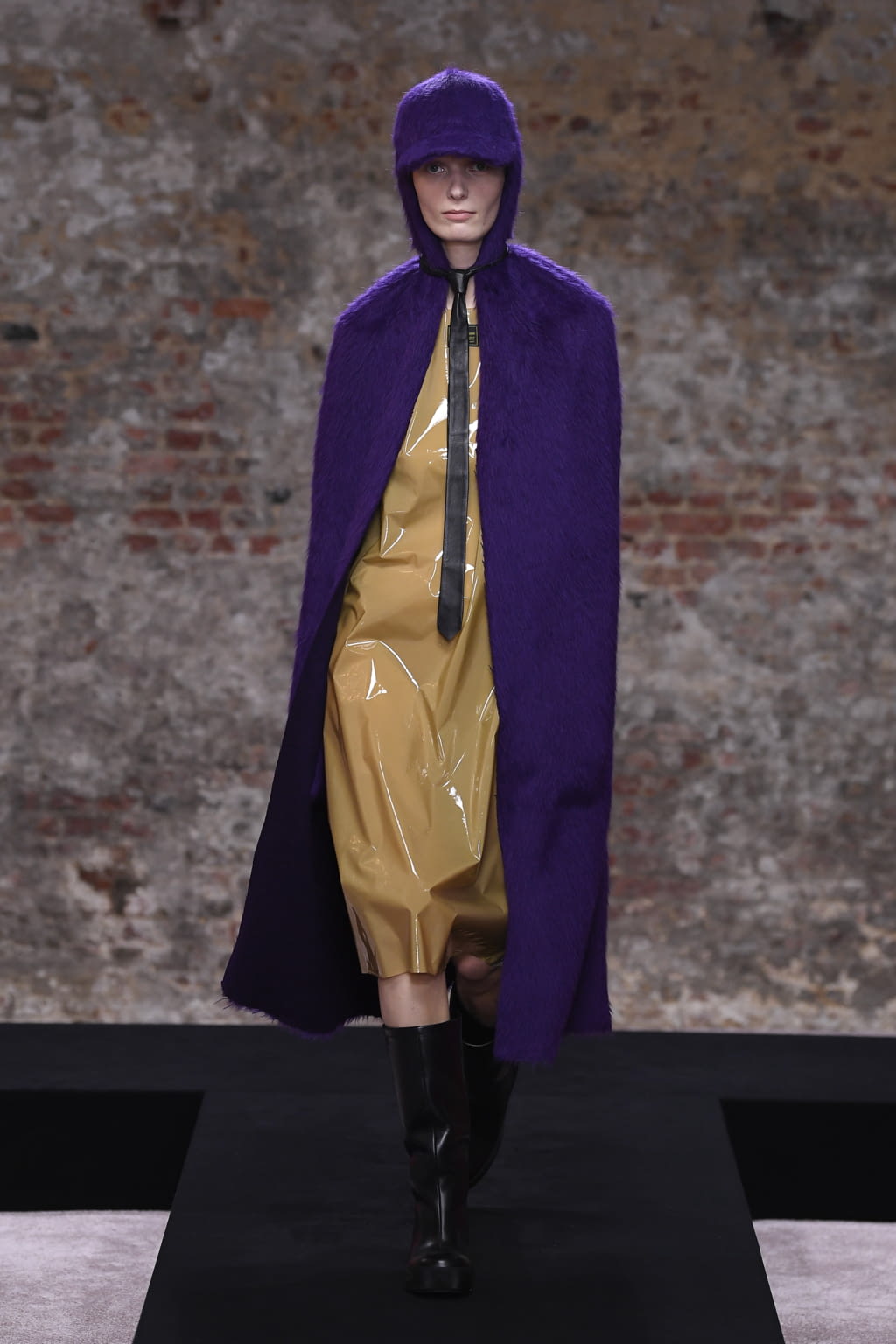 Fashion Week London Fall/Winter 2022 look 21 from the Raf Simons collection womenswear
