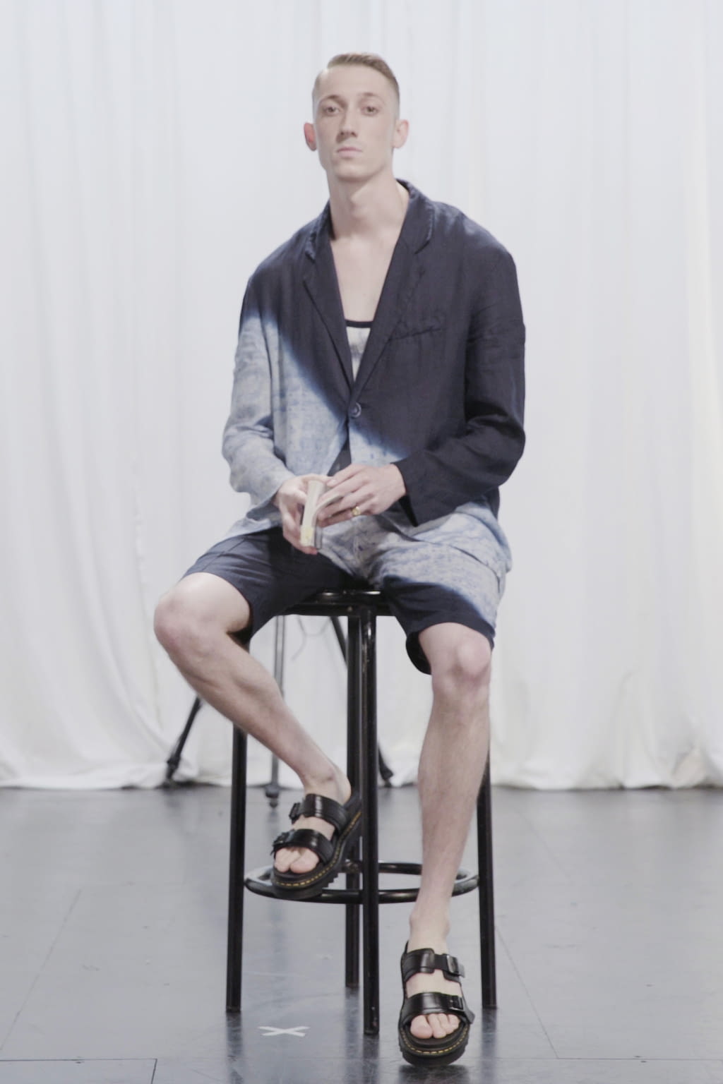 Fashion Week Paris Spring/Summer 2021 look 22 from the Louis Gabriel Nouchi collection 男装