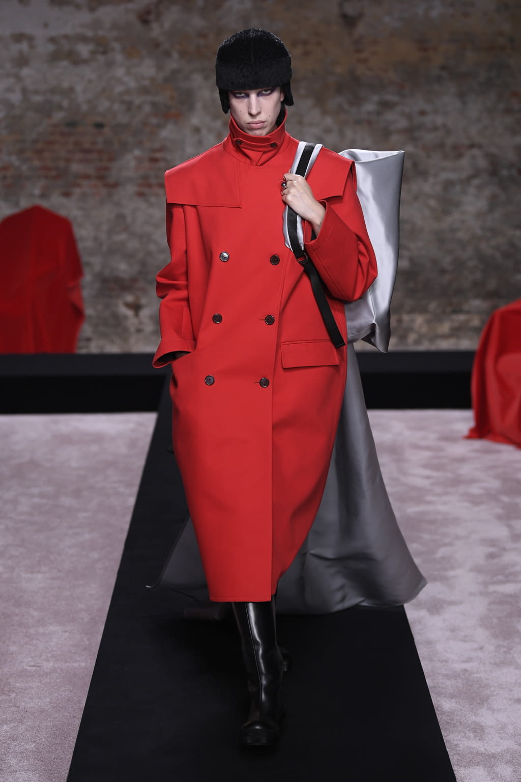 Fashion Week London Fall/Winter 2022 look 25 from the Raf Simons collection womenswear