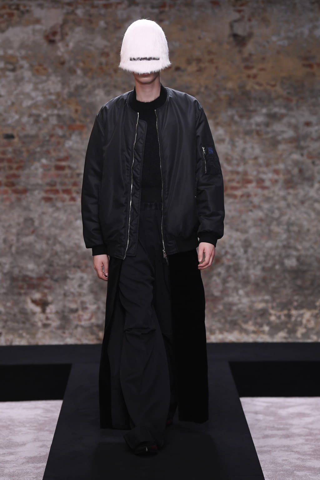 Fashion Week London Fall/Winter 2022 look 38 from the Raf Simons collection 女装