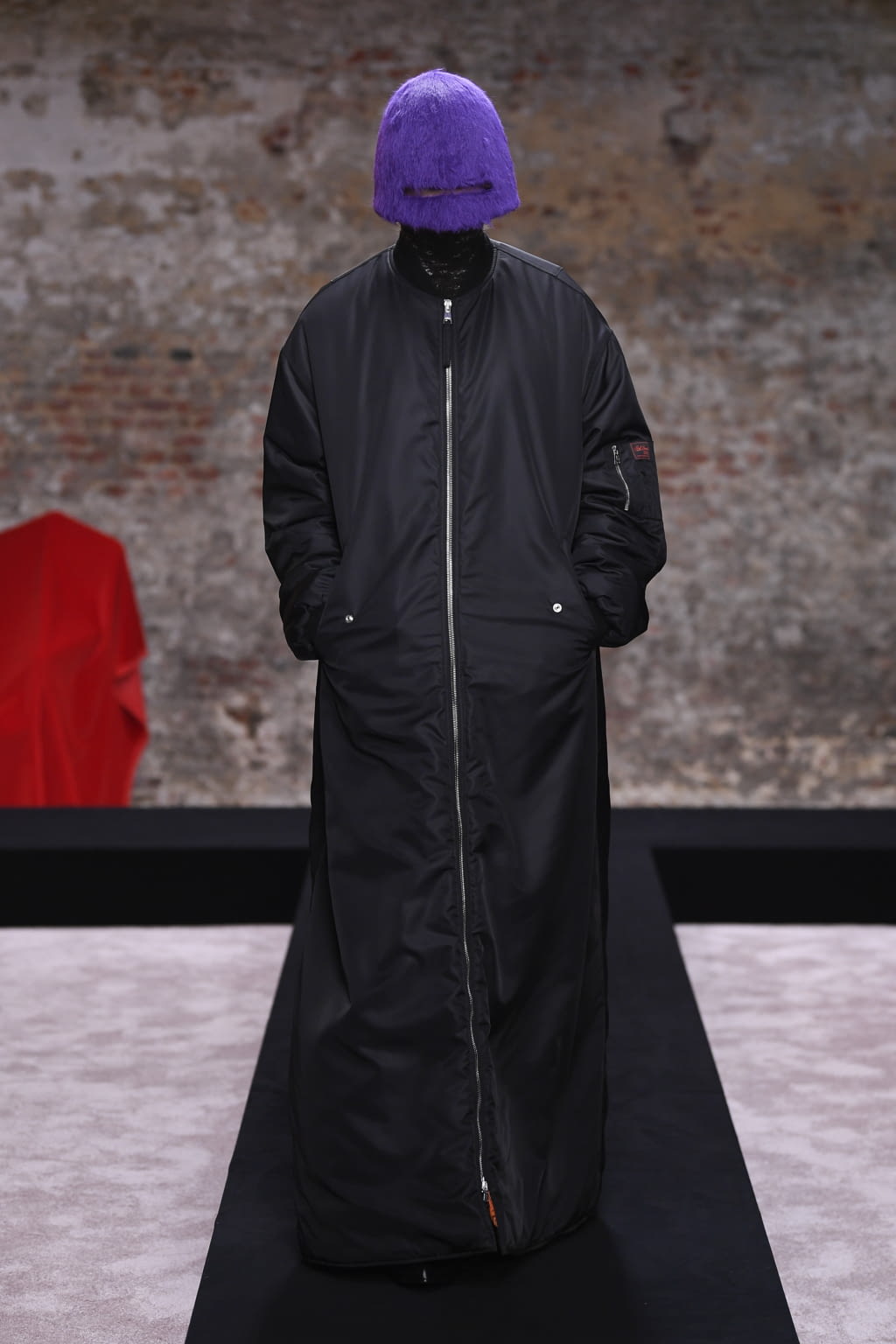 Fashion Week London Fall/Winter 2022 look 39 from the Raf Simons collection womenswear