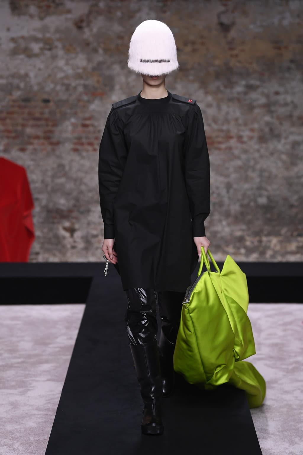 Fashion Week London Fall/Winter 2022 look 42 from the Raf Simons collection 女装
