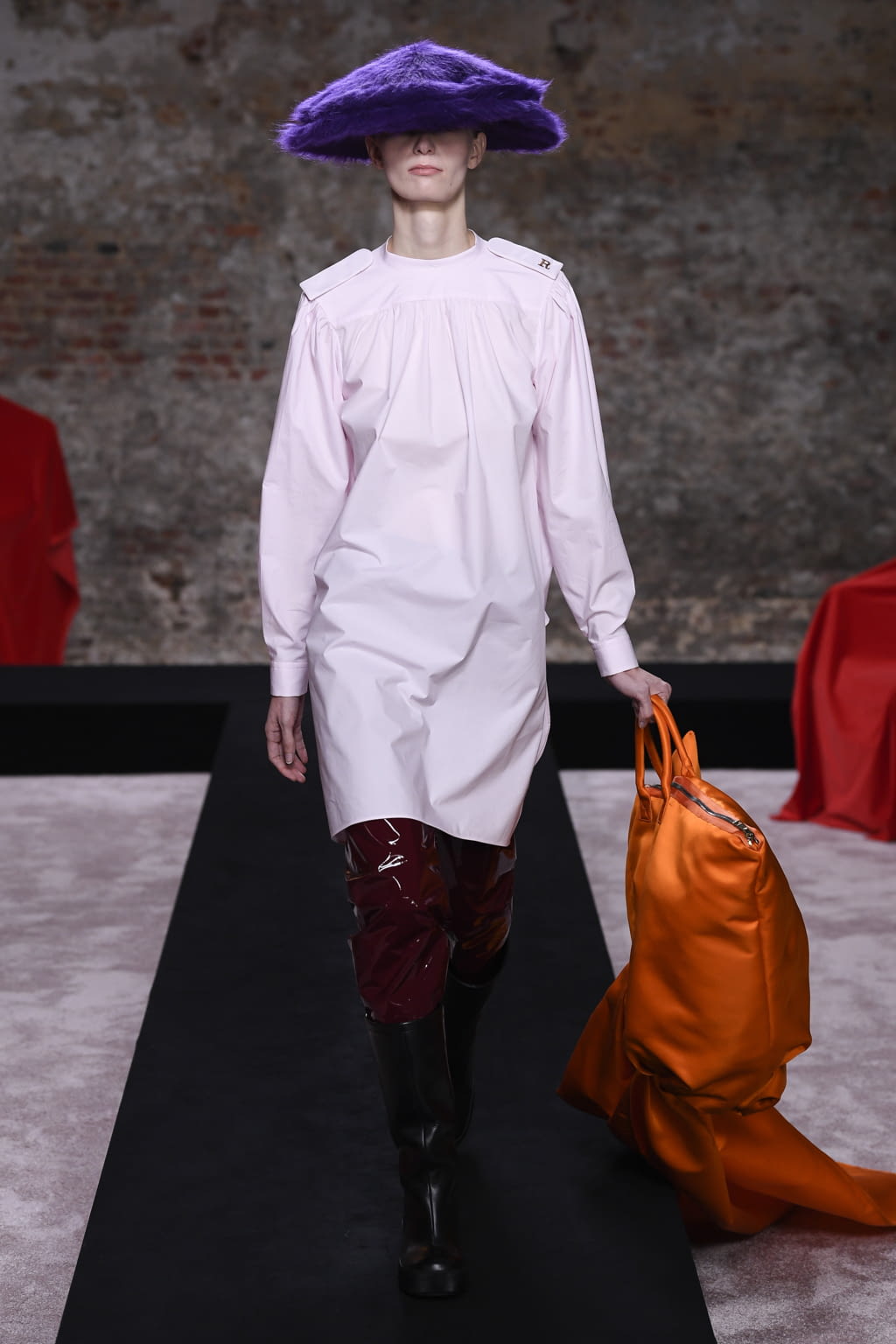 Fashion Week London Fall/Winter 2022 look 43 from the Raf Simons collection womenswear