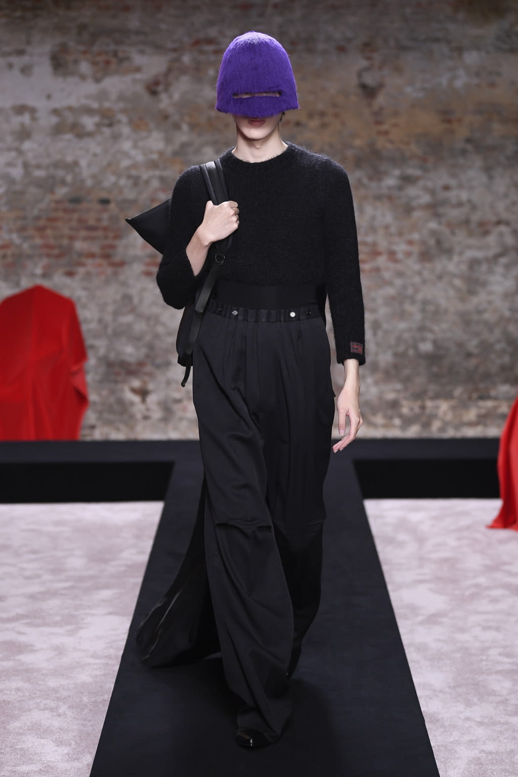Fashion Week London Fall/Winter 2022 look 49 from the Raf Simons collection womenswear