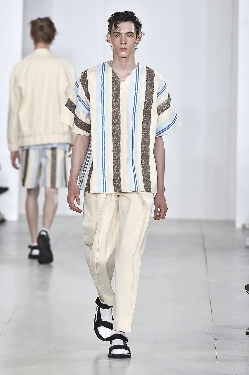 Fashion Week London Spring/Summer 2017 look 24 from the Lou Dalton collection 男装