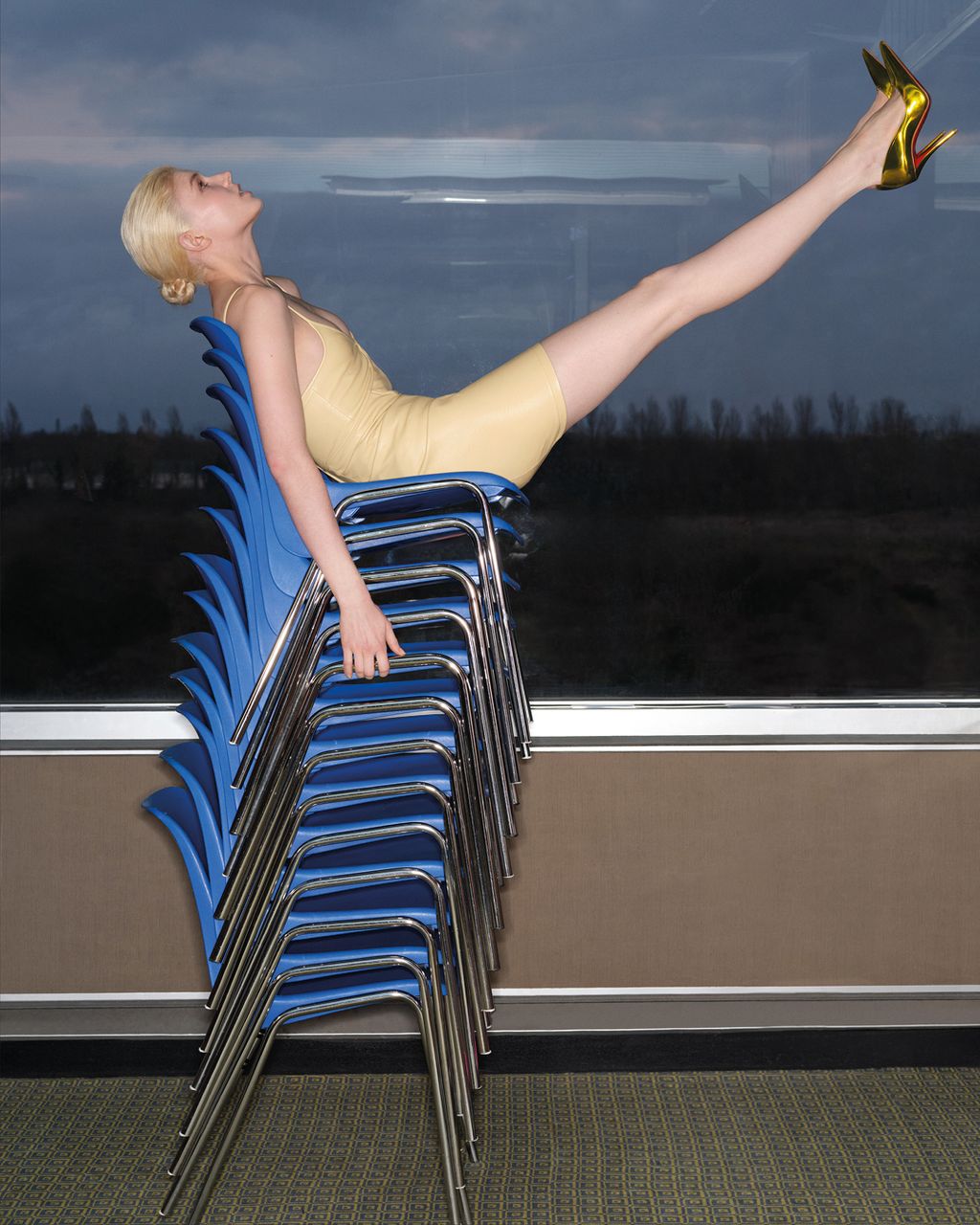 Fashion Week Paris Spring/Summer 2025 look 20 from the Christian Louboutin collection 女装配饰